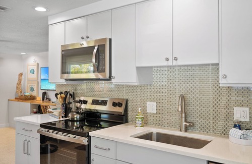 Anna Maria Condo | Cozy couples hideaway! 5-min walk to beautiful white sand beach at Bean Point.