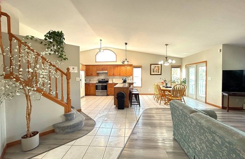 Markerville House | Cozy Cove Retreat | 6BR | 4BA | 2Kit | AC | BBQ