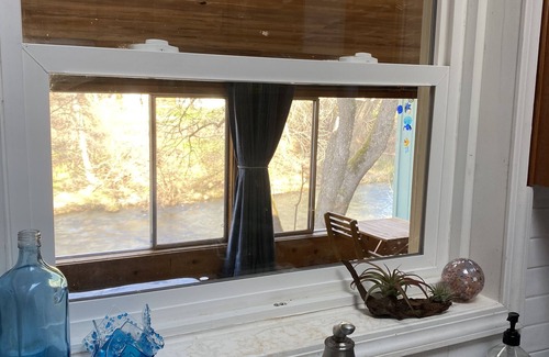 Eagle Point House | Cozy creekside home with deck, 15 min to airport, shopping, 1 hr to Crater Lk. n