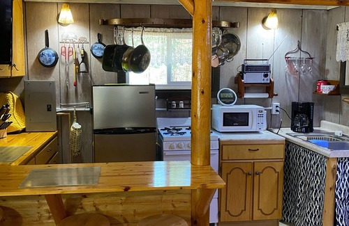 Friendship Cabin | COZY CUTE CABIN.