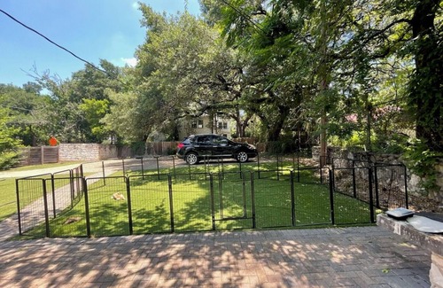 Old Enfield Apartment | COZY DOWNTOWN AUSTIN-Sleep 3-ACL, SXSW, 6th ST-Walkable shops, restaurants, bars