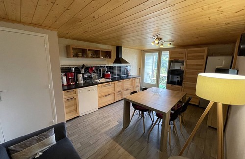 Saint-Jacques-des-Blats Apartment | Cozy duplex with balcony near slopes