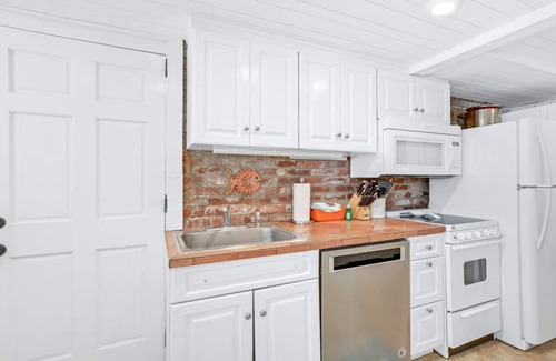 East Beach House | Cozy East Beach Cottage, Steps to Beach, Large Screened Porch & Pet Friendly!