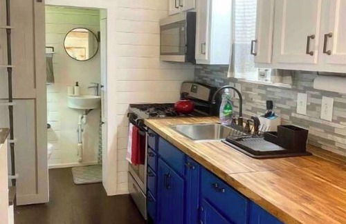 Austin House | 🏡Cozy Farmhouse Tiny Home in Backyard Pool Oasis🌻
