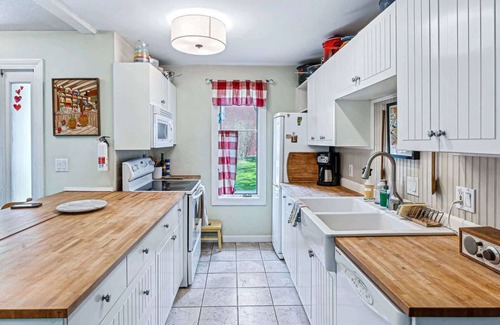 Quechee Condo | Cozy Fireplace, Pets, Club Access! - Saltbox 9A