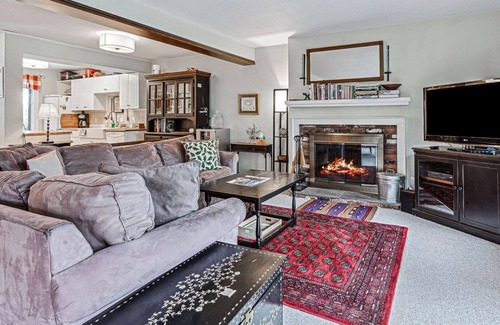 Quechee Condo | Cozy Fireplace, Pets, Club Access! - Saltbox 9A