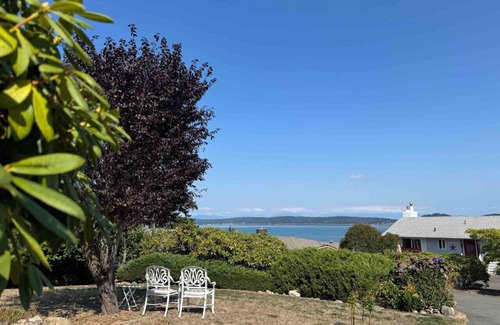 Oak Harbor House | Cozy Garden 4BR/1BA Lower Unit w/Ocean Views