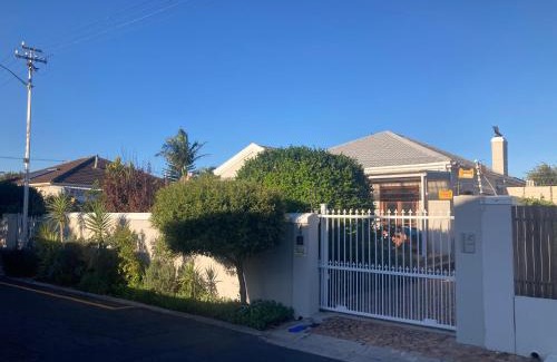 Claremont Apartment | Cozy garden Guest Suite in charming Claremont