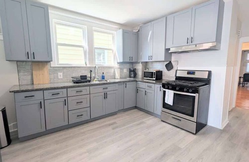 Orange House | Cozy Gem 18Min to EWR, 8min > NYC Train + Parking