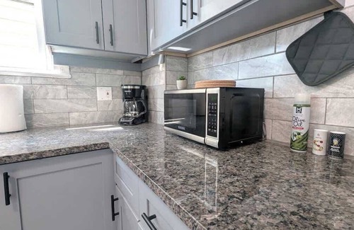 Orange House | Cozy Gem 18Min to EWR, 8min > NYC Train + Parking