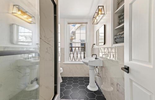 East Rock Apartment | Cozy Gem in the Heart of East Rock with FREE Parking near Yale and DT