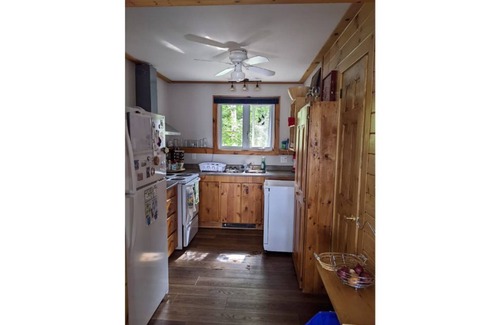 Centre Hastings Cottage | Cozy gem on the water!