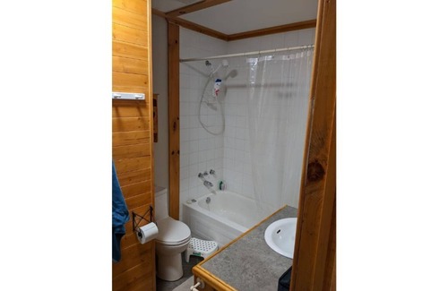 Centre Hastings Cottage | Cozy gem on the water!