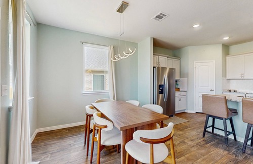Georgetown House | Cozy Georgetown home with full kitchen, living room and enclosed backyard