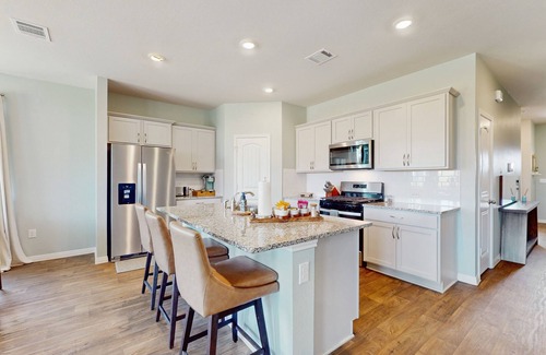 Georgetown House | Cozy Georgetown home with full kitchen, living room and enclosed backyard