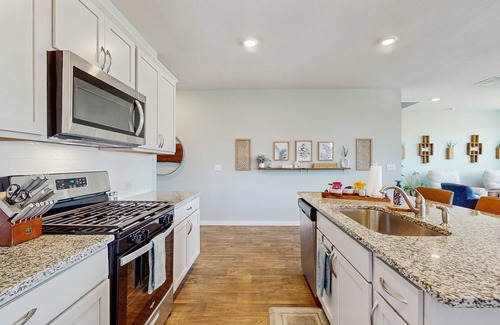 Georgetown House | Cozy Georgetown home with full kitchen, living room and enclosed backyard