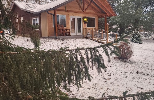 Westford Cabin | Cozy (heated/AC) clean cabin near Ohio side Pymatuning Lake