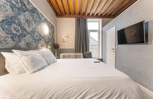 Historical Center Bruges Hotel | Cozy Historical Triple Room in Bruges Center