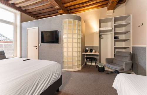 Historical Center Bruges Hotel | Cozy Historical Triple Room in Bruges Center
