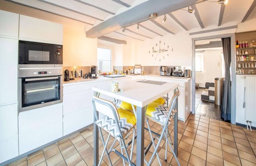 La Reid House | Cozy holiday home in La Reid with a whirlpool