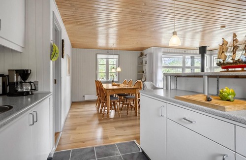 Oster Somarken House | Cozy home in Aakirkeby with WiFi