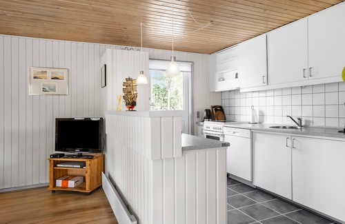 Oster Somarken House | Cozy home in Aakirkeby with WiFi