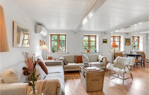 Tejn House | Cozy Home In Allinge With Kitchen