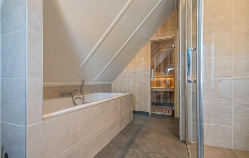Linde House | Cozy Home In Den Ham With Kitchen