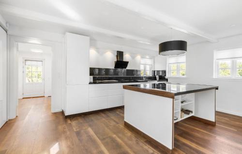 Faarevejle House | Cozy Home In Fårevejle With Wifi