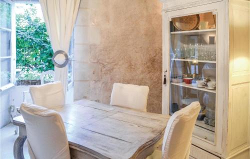 Gennes House | Cozy Home In Gennes With Kitchen