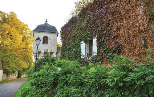Gennes House | Cozy Home In Gennes With Kitchen