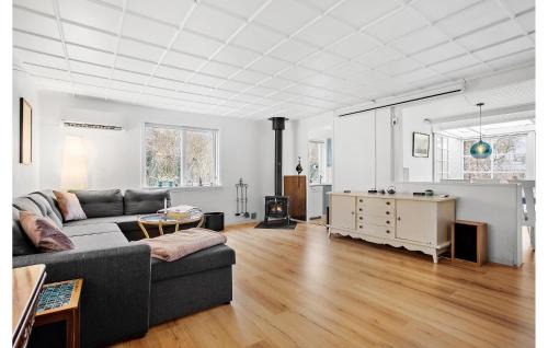 Hundested House | Cozy Home In Hundested With Kitchen