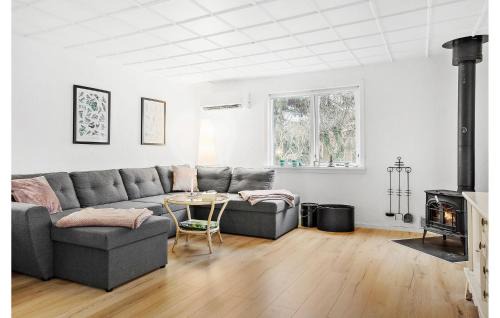 Hundested House | Cozy Home In Hundested With Kitchen
