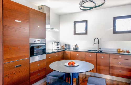 8th Arrondissement House | Cozy home in Marseille with WiFi