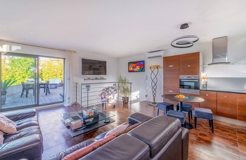 8th Arrondissement House | Cozy home in Marseille with WiFi
