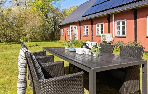 Østermarie House | Cozy Home In Østermarie With Kitchen