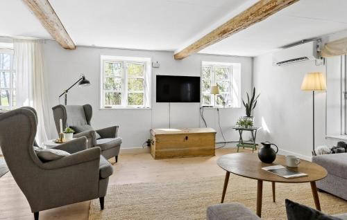Østermarie House | Cozy Home In Østermarie With Kitchen