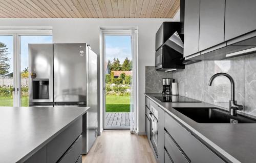 Strøby Ladeplads House | Cozy Home In Strøby With Wifi