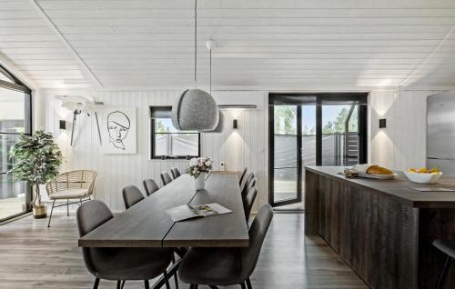 Marielyst House | Cozy Home In Væggerløse With Wifi