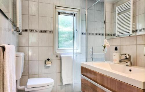 Vorden House | Cozy Home In Vorden With Kitchen