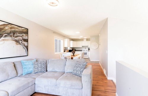Evanston House | Cozy Home tucked away in Calgary NW. 10 min away from the YYC airport.