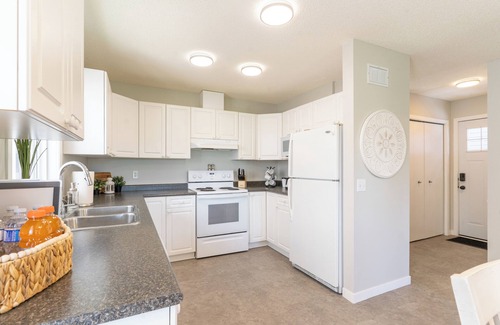 Evanston House | Cozy Home tucked away in Calgary NW. 10 min away from the YYC airport.