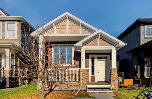 Evanston House | Cozy Home tucked away in Calgary NW. 10 min away from the YYC airport.