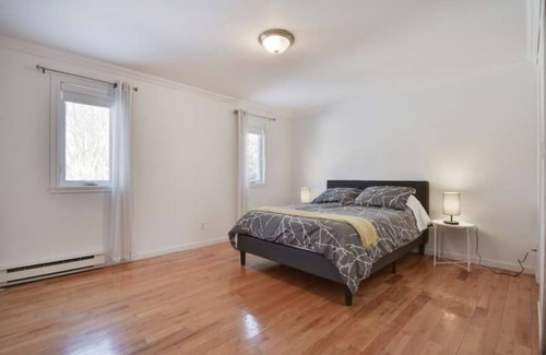 L'Ancienne-Lorette House | Cozy home with hot tub near airport