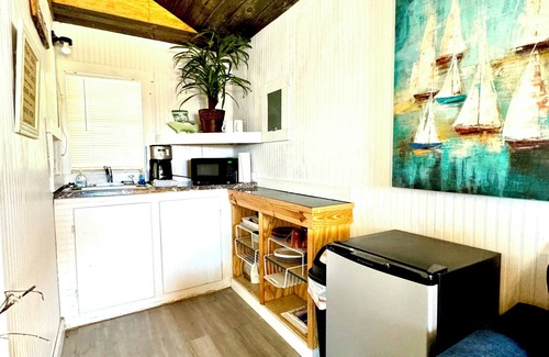 Quinlan Cabin | Cozy Lake Front Studio Cabin - Wifi/AC/Queen Bed/Twin Sleeper/Lake View- Cabin 3