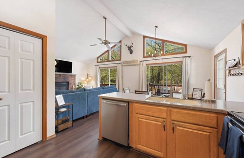 Albrightsville House | Cozy Lake Mountain Escape Cottage- Fire pit, Large Deck, Community Lakes & Pools