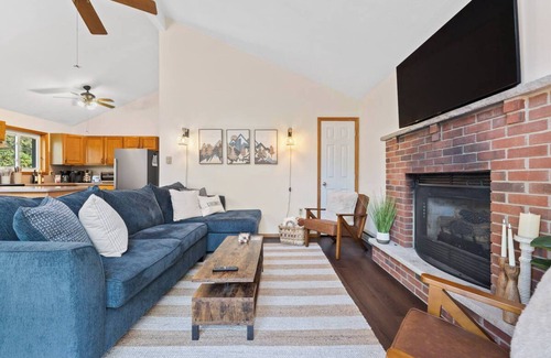 Albrightsville House | Cozy Lake Mountain Escape Cottage- Fire pit, Large Deck, Community Lakes & Pools