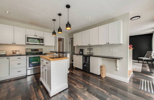 Georgina Cottage | Cozy lake Simcoe cottage, pass to lake provided.