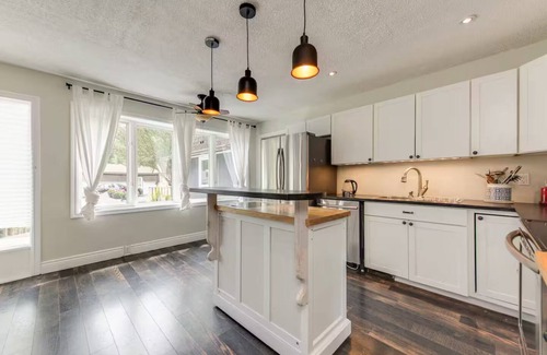 Georgina Cottage | Cozy lake Simcoe cottage, pass to lake provided.