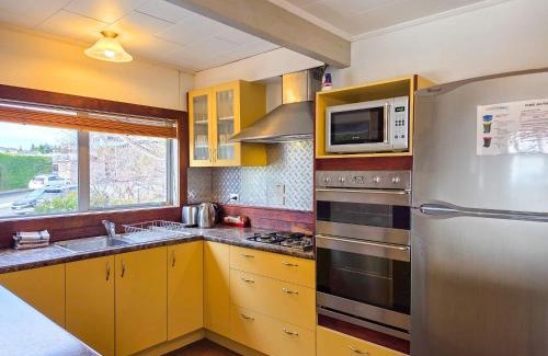 Lake Tekapo House | Cozy Lake Tekapo Stay with Mountain Views